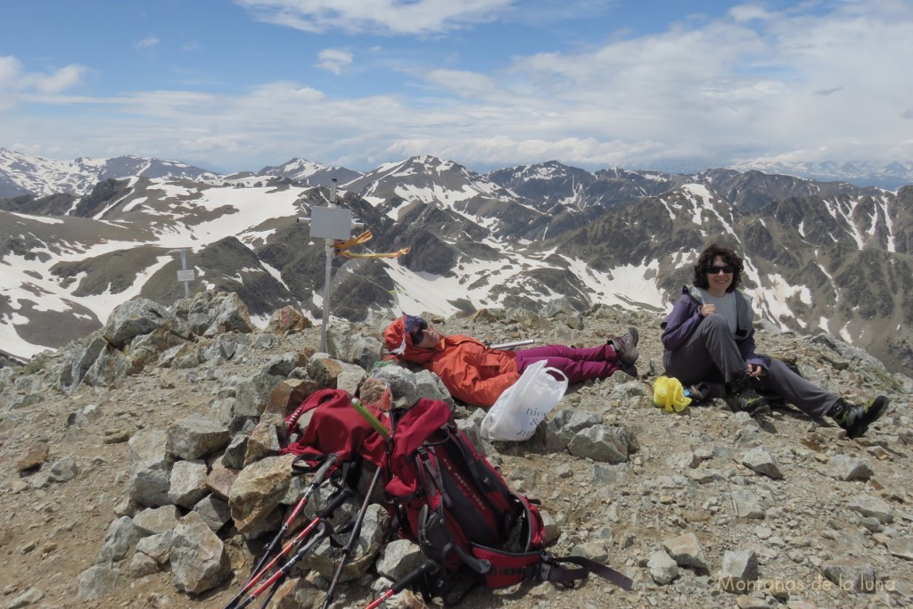 Olga y Txell en la cima del Pic de l'Infern, 2.869 mts., al fondo en el centro el Noufonts